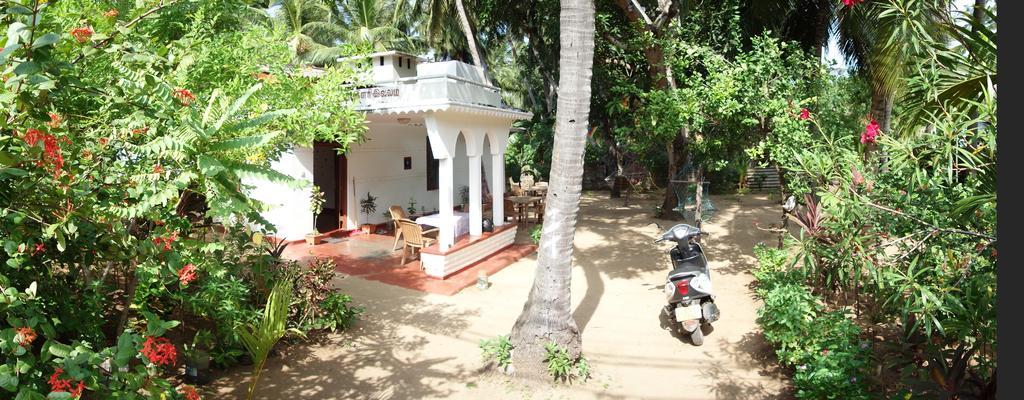 Little White House Hotel Trincomalee Exterior photo