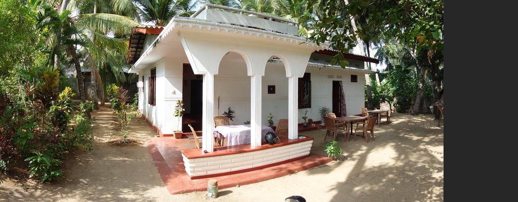 Little White House Hotel Trincomalee Exterior photo
