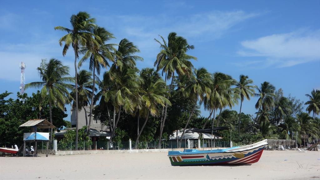 Little White House Hotel Trincomalee Exterior photo