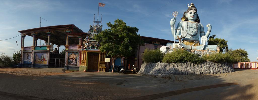 Little White House Hotel Trincomalee Exterior photo