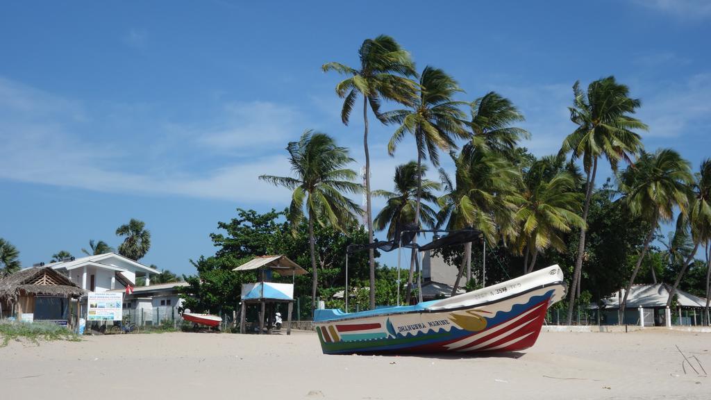 Little White House Hotel Trincomalee Exterior photo