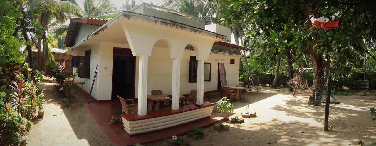 Little White House Hotel Trincomalee Exterior photo